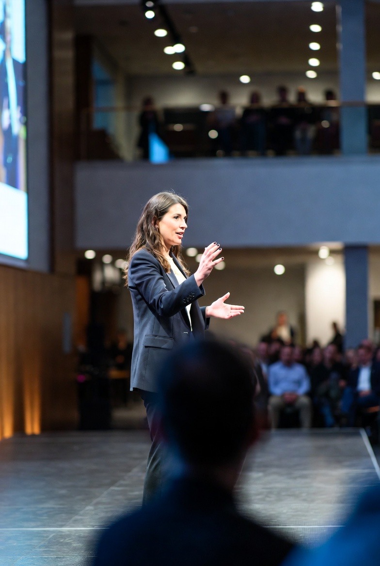 Talare framför publik